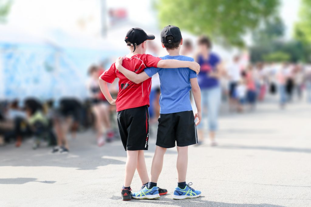 Freunde Arm in Arm